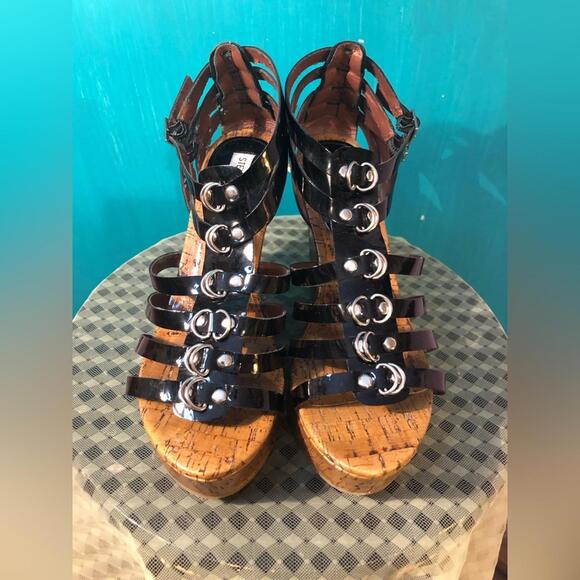 8.5 Steve Madden Black Gladiator Metal Loop Wedge Heels - Picture 2 of 9
